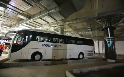 Biały autokar Polbus PKS na stanowisku 7. Sprawdź rozkład jazdy busów z Legnicy do Lubina.