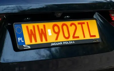 Polskie rejestracje dyplomatyczne na samochodzie Jaguar.