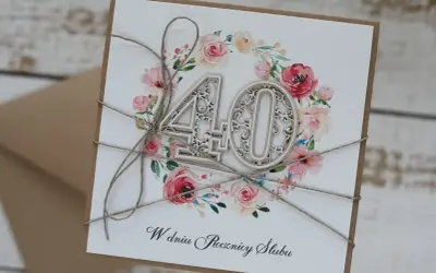 Elegancka kartka z kwiatowym motywem i drewnianą cyfrą "40" na 45 rocznicę ślubu.