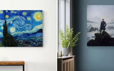 Reprodukcja "Gwiaździstej nocy" Van Gogha i obraz mężczyzny na skale na tle mglistych gór.