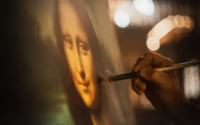 Artysta dopracowuje obraz Mona Lisa. Pędzel delikatnie muska płótno, tworząc arcydzieło.