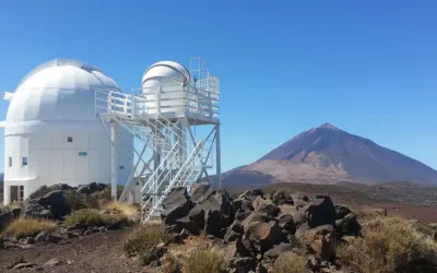 Obserwatoria astronomiczne na tle majestatycznego wulkanu Teneryfa.