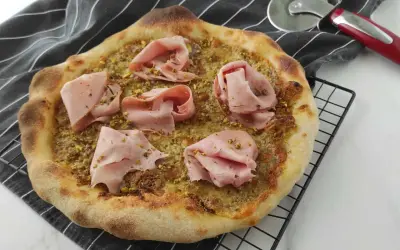 Pizza con mortadella e pistacchio, un connubio di sapori unico.