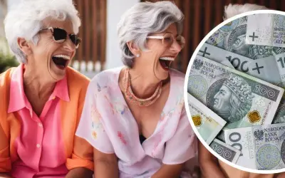 Uśmiechnięte seniorki cieszą się życiem, a obok nich polskie banknoty symbolizujące dobre emerytury dla nauczycieli.