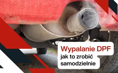 Dym wydobywa się z rury wydechowej samochodu, sugerując proces wypalania DPF. Tekst informuje, jak to zrobić samodzielnie.