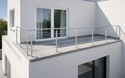 Nowoczesna balustrada balkonowa z mocowaniem od czoła, wykonana ze stali nierdzewnej, stanowi eleganckie wykończenie tarasu.