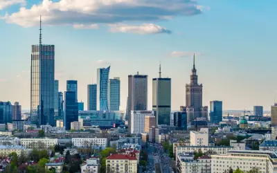 Warszawski krajobraz miejski z dominującymi wieżowcami, w tym imponującą **wysokość**ą hotelu Marriott.