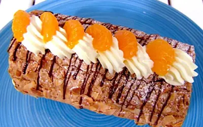 En läcker Budapestrulle med mandel, choklad och apelsin. Perfekt för ett fika!