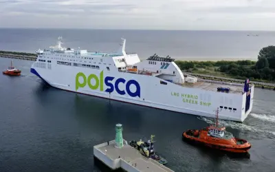 Nowy, ekologiczny prom LNG "Morska Polska" manewruje z pomocą holowników. Ten nowoczesny statek, należący do polskiego armatora, wypływa na wody Bałtyku.