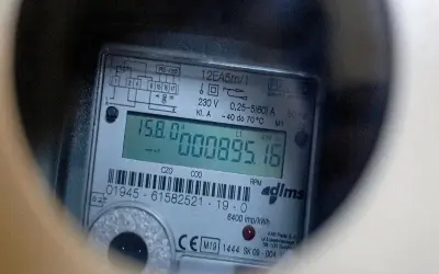 Cyfrowy licznik energii pokazuje 895,16 kWh. To miesięczne zużycie prądu, które można odczytać z wyświetlacza.