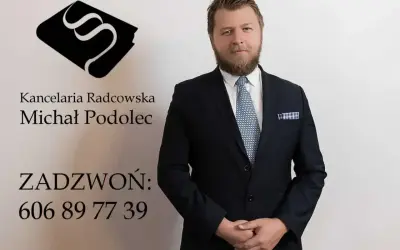 Portret mężczyzny w garniturze, z logo kancelarii i numerem telefonu.