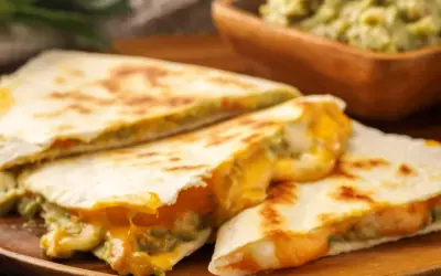 Pyszna, prosta kolacja na ciepło: quesadillas z ciągnącym się serem i guacamole. Idealne na szybki posiłek.
