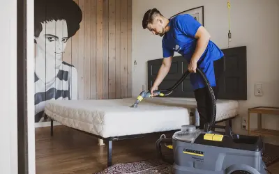 Profesjonalne pranie gąbki z materaca w pralce ekstrakcyjnej. Czyszczenie materaca z użyciem sprzętu Karcher.