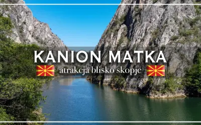 Wąwóz Matka, malownicza atrakcja blisko Skopje, z wodą odbijającą skaliste zbocza i błękitne niebo.