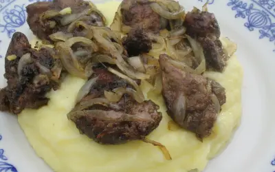 Smażona wątróbka z cebulką na purée ziemniaczanym. Idealny czas smażenia wątróbki to klucz do jej delikatności.