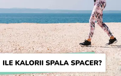 Kobieta w kolorowych legginsach spaceruje po plaży. Dowiedz się, ile kcal spala spacer i ciesz się aktywnością na świeżym powietrzu.