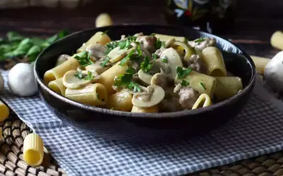 Pasta funghi e salsiccia: ricetta cremosa e segreti infallibili