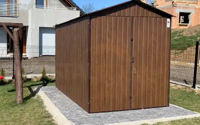 Solidne podłoże pod domek narzędziowy z kostki brukowej, gotowe na nowe przechowywanie.