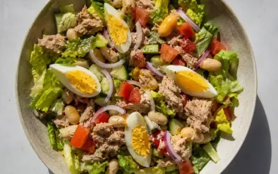 En härlig tonfisk sallad med ägg, bönor, tomat och gurka. Perfekt för en lätt lunch.