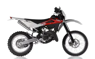 Husqvarna WR 125 dane techniczne: lekki motocykl crossowy z czerwono-białym malowaniem, gotowy do akcji.