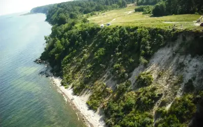 Klif w Mechelinkach oferuje wspaniałe widoki i liczne atrakcje. Spacerując brzegiem morza, można podziwiać zieleń i skaliste wybrzeże.