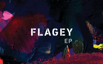 Okładka EP "Flagey" Taco Hemingwaya. Abstrakcyjne, malarskie tło w odcieniach granatu, czerwieni i różu.