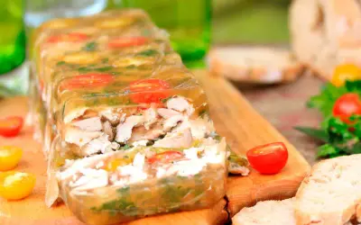 Un appétissant lapin en gelée, garni de tomates cerises et d'herbes, prêt à être dégusté avec du pain frais.