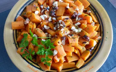 Salade de carottes à la marocaine, coupées en dés et garnies de persil frais et de noisettes concassées. Un délice coloré.