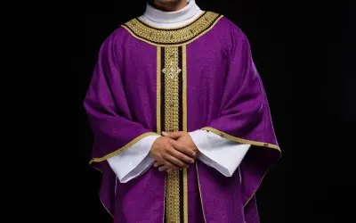 Fioletowa szata liturgiczna z haftami. Poznaj, dlaczego ksiądz nosi różne kolory szat liturgicznych i znaczenie symboli.