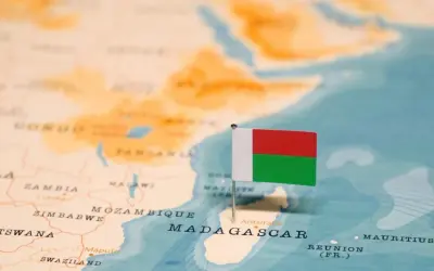 Flaga Madagaskaru na mapie, symbolizująca podróż lub przygotowania do wyjazdu, np. związane z madagaskar szczepienia.