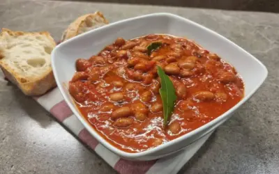 Un piatto di fagioli alla Bud Spencer, saporiti e fumanti, accompagnati da pane casereccio.
