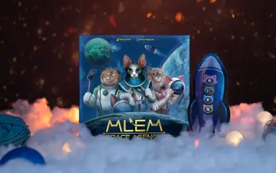 Mlem Space Agency: koty w kosmosie! Trzy futrzaki w skafandrach, jeden z łopatką, gotowe na międzygalaktyczną przygodę. Obok rakieta z kocimi symbolami.