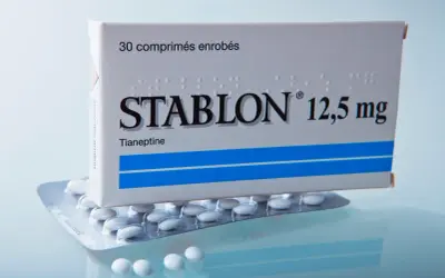 Opakowanie leku Stablon 12,5 mg z tianeptyną w blistrach. Lek ten, znany też jako coaxil, jest stosowany w leczeniu depresji.