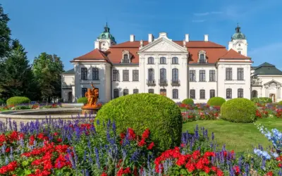 Pałac w Kozłówce z kwitnącym ogrodem. Wspaniałe kozłówka atrakcje zachwycają o każdej porze roku.