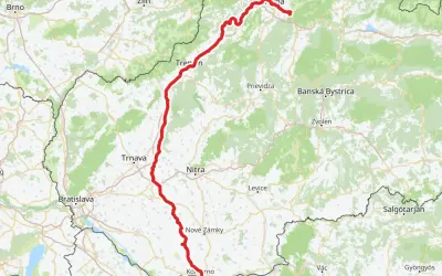 Trasa rowerowa wokół Tatr, widoczna na mapie jako czerwona linia, z zaznaczonymi miastami jak Trenčín i Nitra. Plik GPX do pobrania.