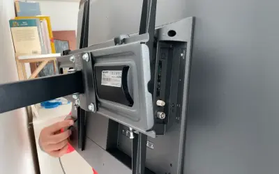 Montaż telewizora na ścianie z karton gipsu wymaga odpowiednich kołków. Ten uchwyt wygląda na solidny, więc czy karton gips utrzyma telewizor?