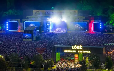 Koncert na Łódź Summer Festival z ogromną publicznością i sceną oświetloną światłami.