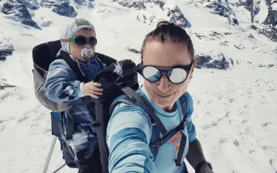 Justyna Kowalczyk z synkiem w nosidle w górach. To jej jedyne dziecko.