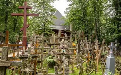 Tysiące krzyży tworzy niezwykły krajobraz na świętej górze Grabarka. Drewniane i kamienne symbole wiary otaczają cerkiew, tworząc miejsce pełne zadumy.
