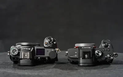 Dwie lustrzanki cyfrowe, Nikon i Sony, z widokiem z góry. Model z6 obok aparatu Sony.