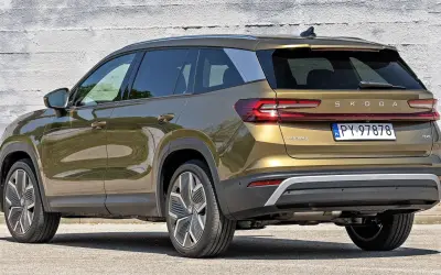 Złoty Skoda Kodiaq z tyłu, z tablicą rejestracyjną PY 97878. Wiele osób szuka skoda kodiaq opinie, ten SUV robi wrażenie.