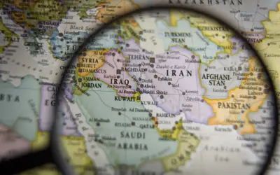 Mapa świata pod lupą, widoczne kraje Bliskiego Wschodu i Azji Południowej. W centrum Iran, Irak, Arabia Saudyjska.