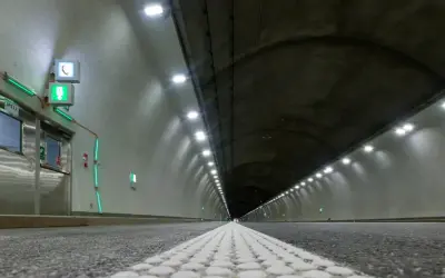 Nowy **tunel na Zakopiance** wita podróżnych rzędem zielonych świateł i nowoczesnym oświetleniem.