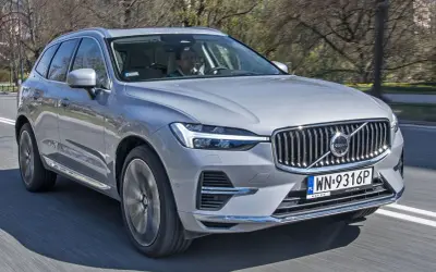 Srebrny Volvo XC60 w ruchu. Sprawdź aktualną volvo xc60 cena i wybierz swój wymarzony SUV.
