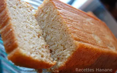 Un délicieux gâteau banane sans sucre, moelleux et doré, coupé en deux pour révéler sa mie aérée. Parfait pour un goûter sain.