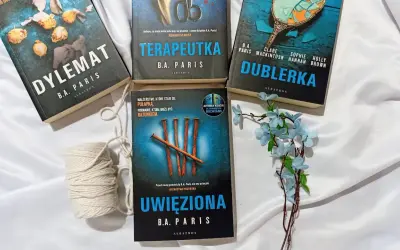 Książki B.A. Paris: "Dylemat", "Terapeutka", "Dublerka" i "Uwięziona" ułożone na białym tle.