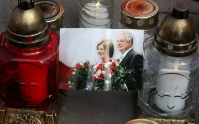 Pamięć o ofiarach katastrofy smoleńskiej. Zdjęcie pary prezydenckiej z kwiatami, otoczone zniczami. Ile kosztowało utrzymanie komisji smoleńskiej Macierewicza?