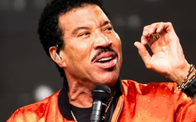 Lionel Richie śpiewa, a jego gesty są tak swobodne, jakby to był "easy like Sunday morning".