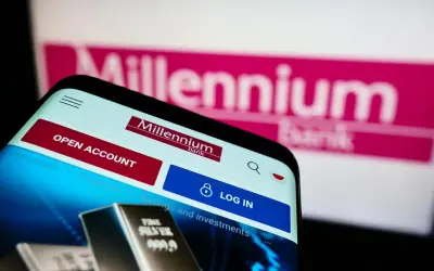 Sprawdzanie zajęcia egzekucyjnego w Millennium bank. Na ekranie telefonu widoczna strona logowania banku.