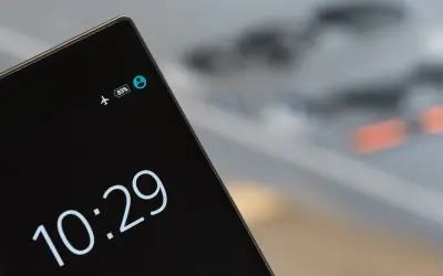 Ekran telefonu z ikoną samolotu i baterią 83%. Czas 10:29. Jak ograniczyć korzystanie z telefonu?